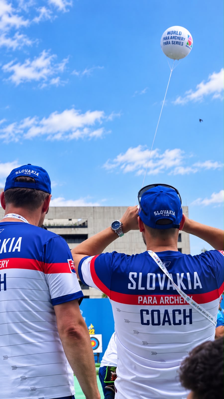 Slovenský tím para lukostreľby sleduje balón World Archery Para Series na oblohe