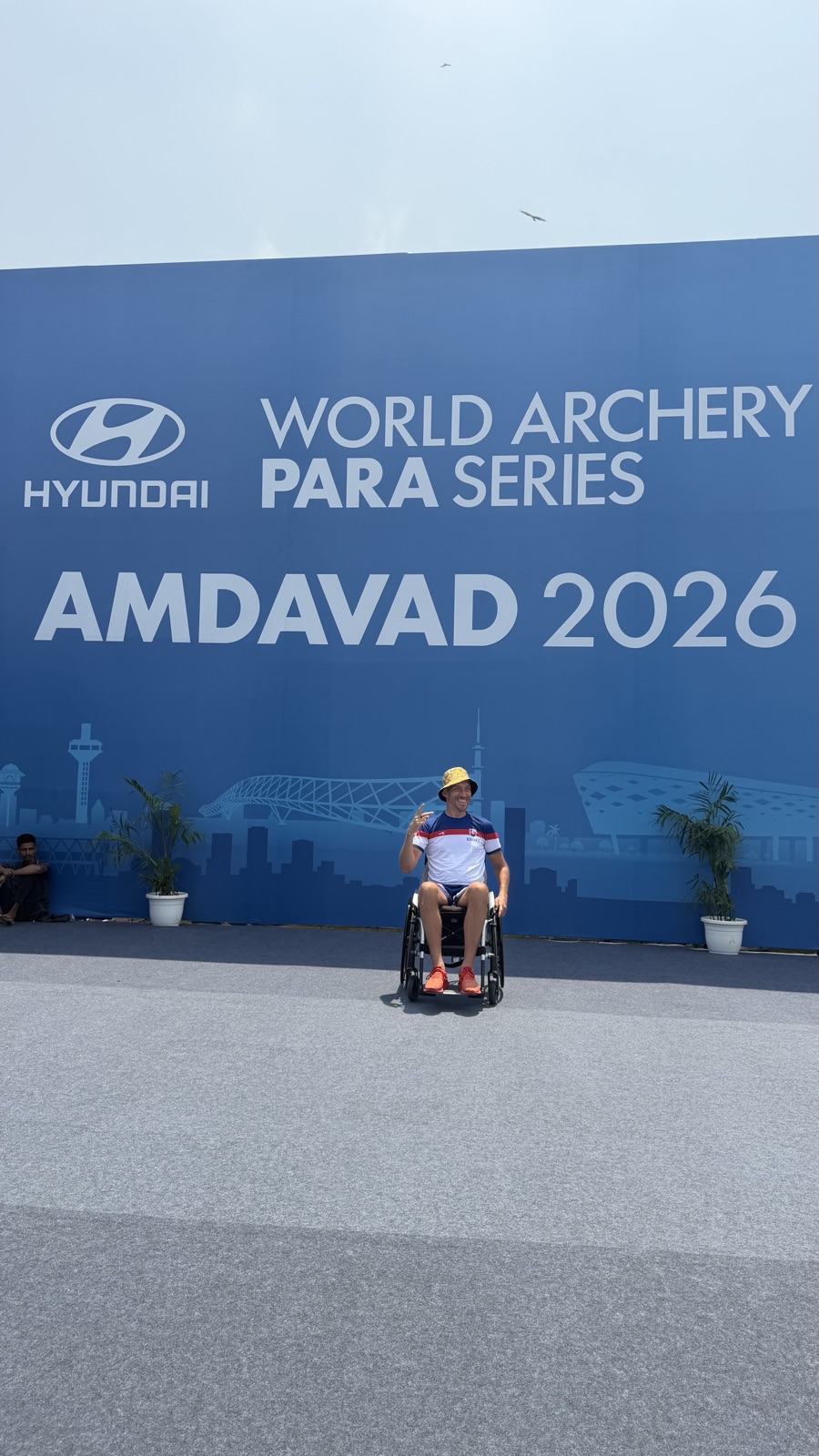 Roman Bekeš pred bannerom Hyundai World Archery Para Series Amdavad 2026