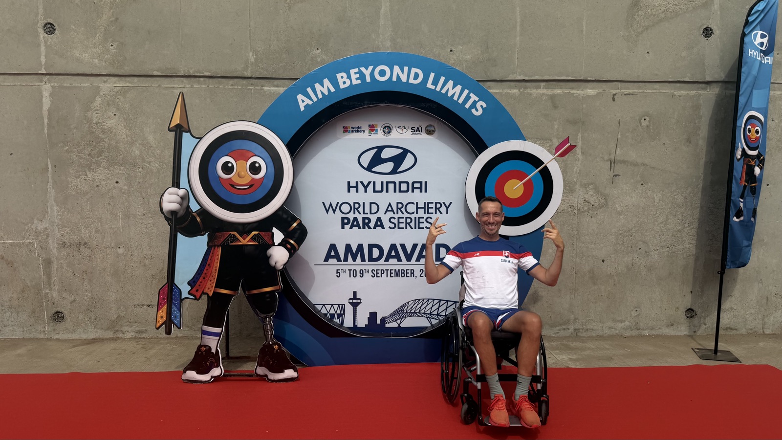 Roman Bekeš s maskotom na podujatí Hyundai World Archery Para Series v Ahmedabade