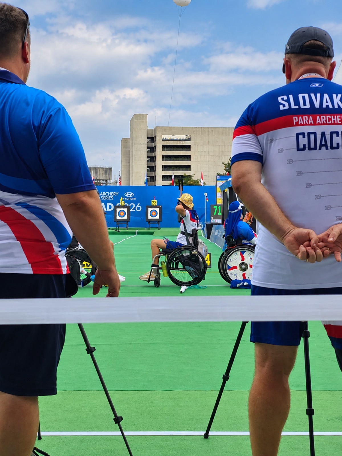 Roman Bekeš na strelnici počas kvalifikácie na Hyundai World Archery Para Series v Ahmedabade
