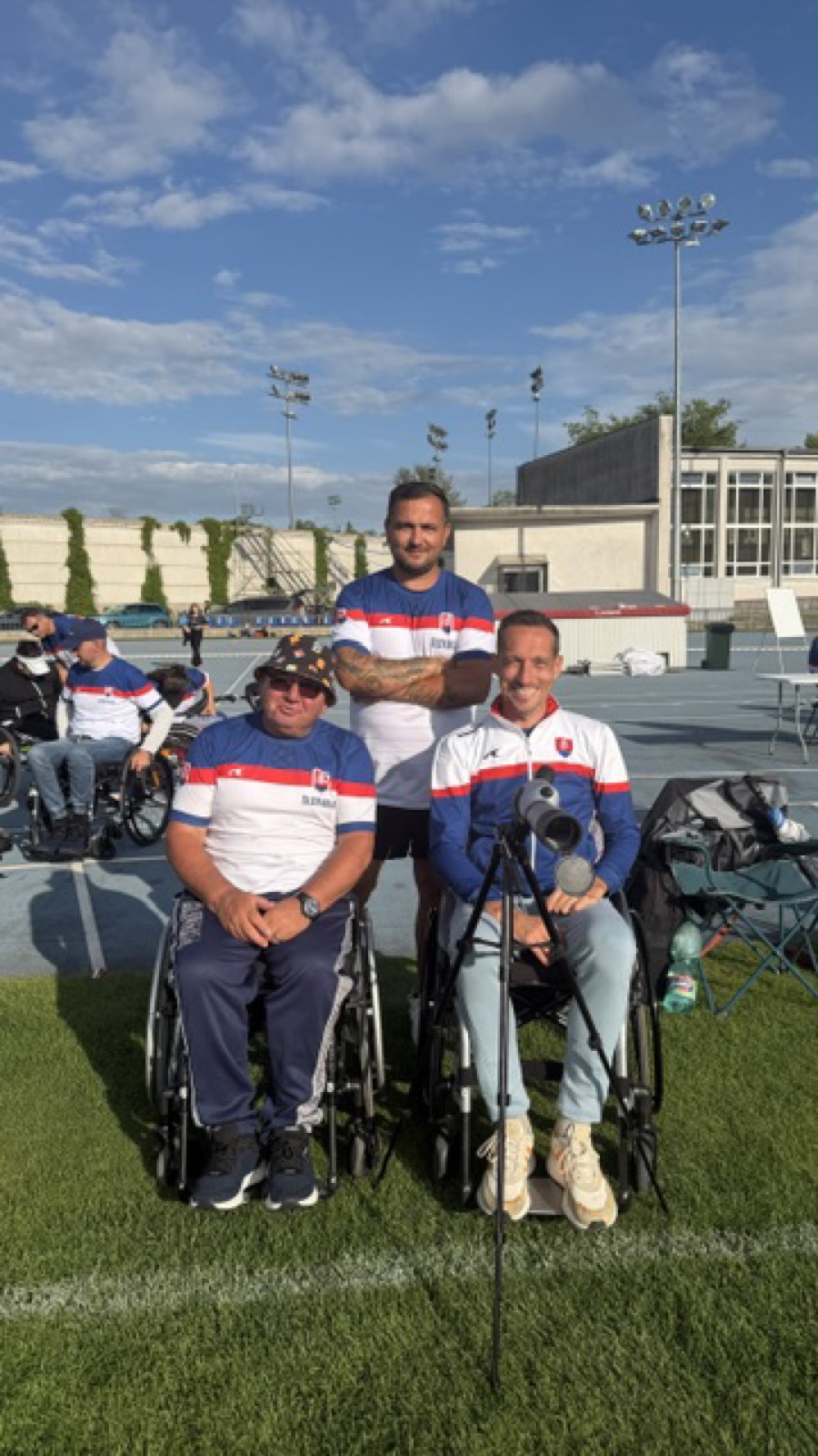 Roman Bekeš s kolegami z reprezentácie na vonkajšej strelnici