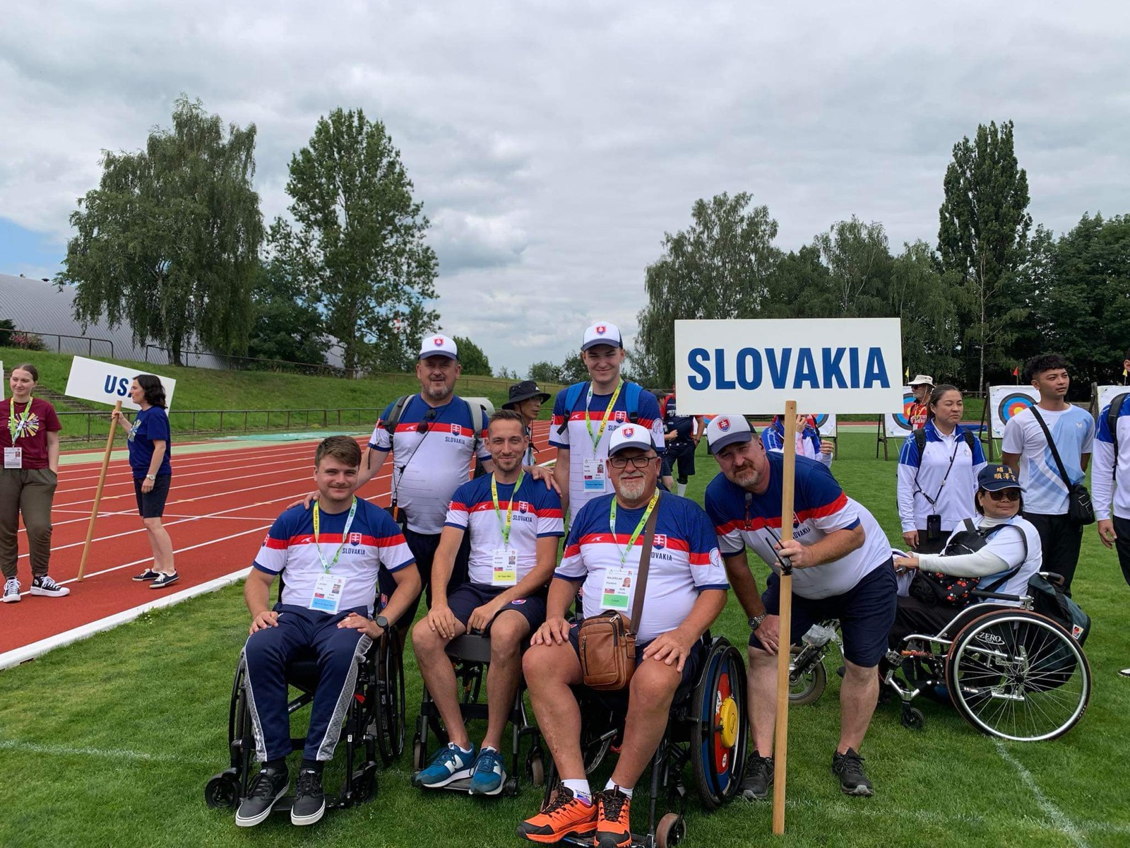 Slovenská paralukostrelecká výprava s tabuľou Slovakia na medzinárodnej súťaži