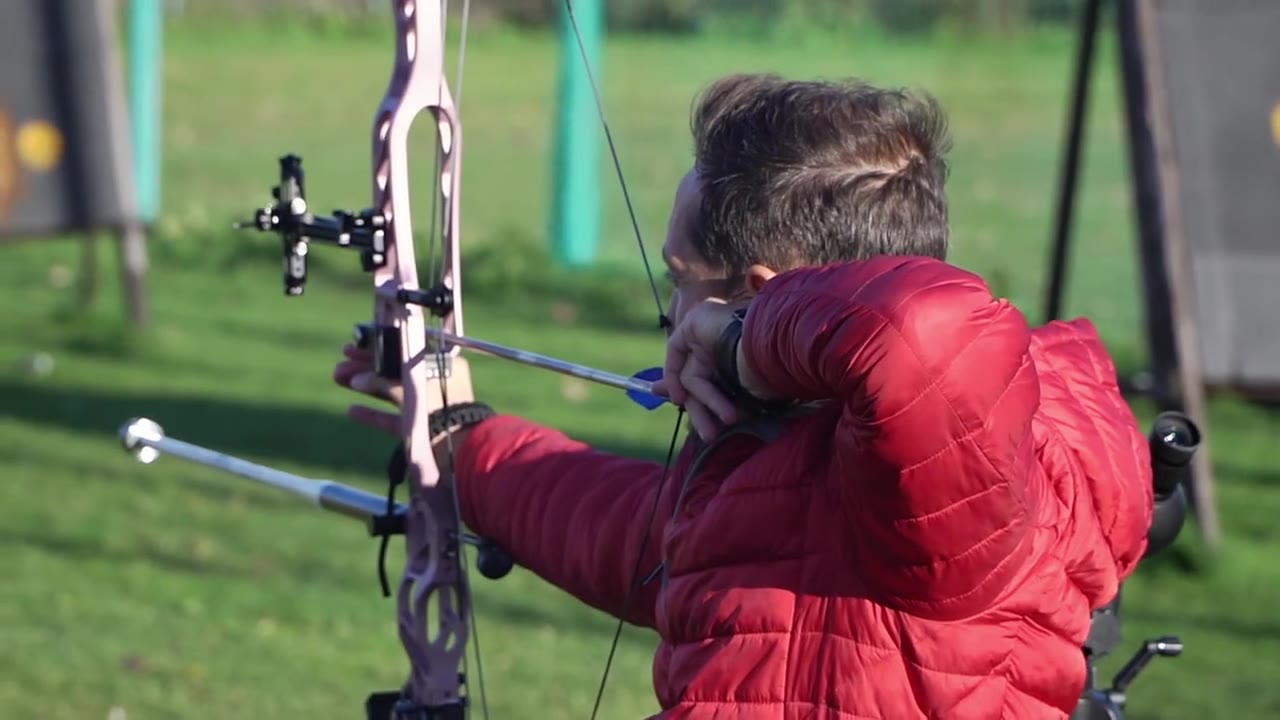 Video: Roman Bekeš pri tréningu a streľbe z kladkového luku